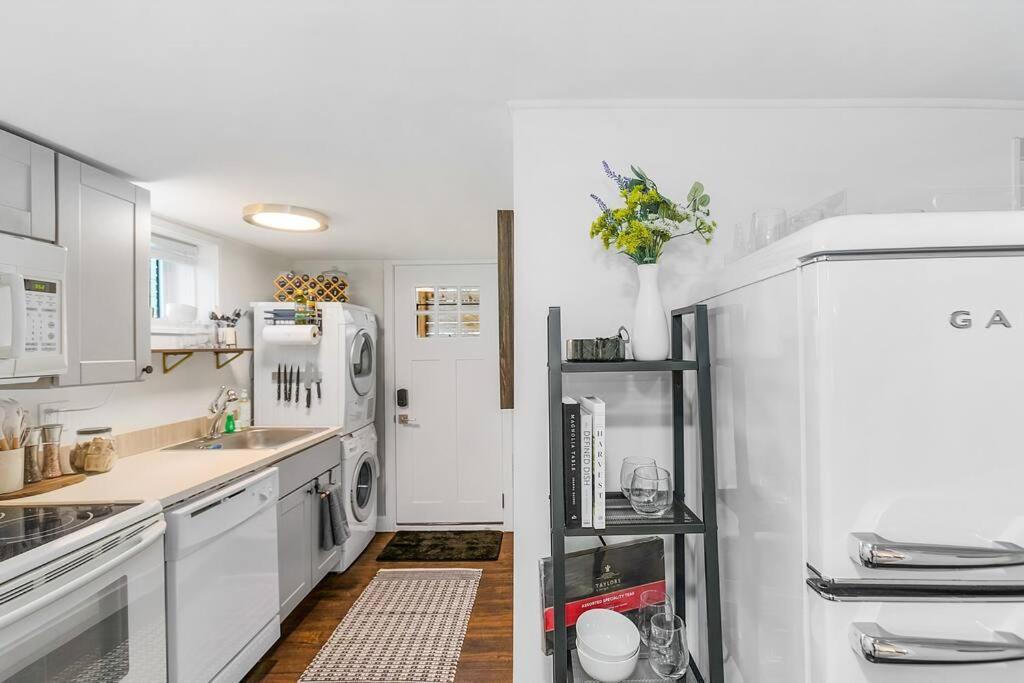 Lilac In Law, Picturesque Lower Unit Seattle Exterior photo