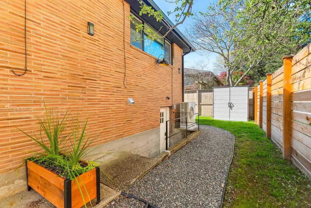 Lilac In Law, Picturesque Lower Unit Seattle Exterior photo