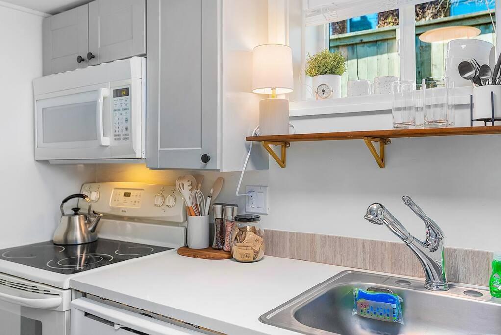 Lilac In Law, Picturesque Lower Unit Seattle Exterior photo